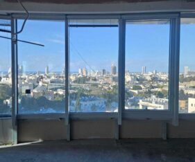 במגדל ליד תחנת הרכבת הקלה