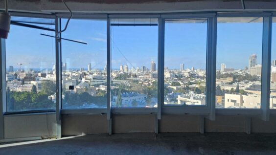 במגדל ליד תחנת הרכבת הקלה