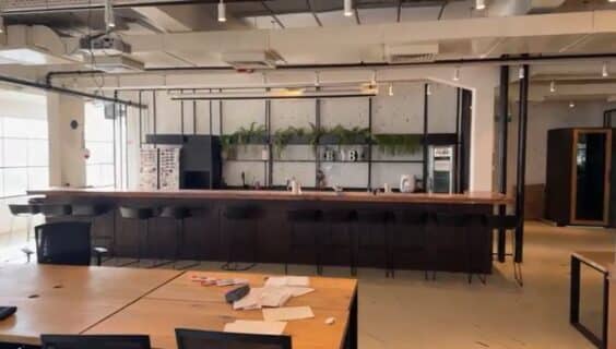 חלונות עצומים הצופים על האיילון