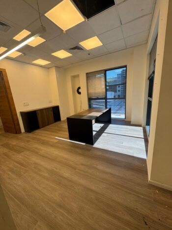 חלוקה לחדרים, רצפת פרקט ומחיצות זכוכית