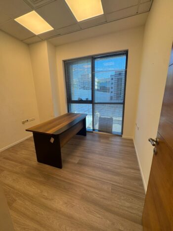 מסודר ומחולק לחדרים כולל חלל פתוח