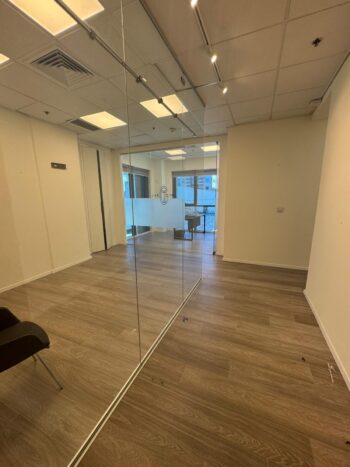 מחיצות מזכוכית, פרקט לכניסה מידית