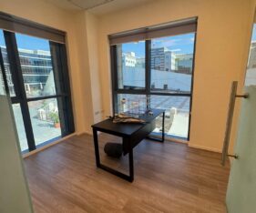 מטבח מאובזר, חדר תקשורת, מערכות אבטחה, מעליות נגישות ומרחב מוגן