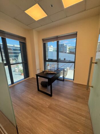 מטבח מאובזר, חדר תקשורת, מערכות אבטחה, מעליות נגישות ומרחב מוגן