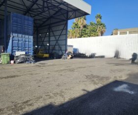 חצר תפעולית ייעודית עם גישה לפריקה וטעינה