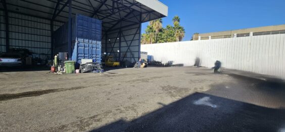 חצר תפעולית ייעודית עם גישה לפריקה וטעינה