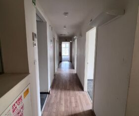 חצר תפעולית ייעודית, עם גישה לרחבת פריקה וטעינה