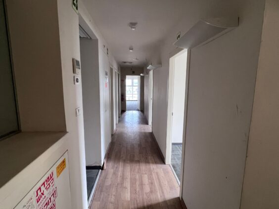 חצר תפעולית ייעודית, עם גישה לרחבת פריקה וטעינה