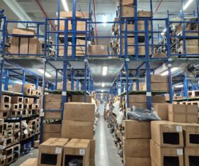 מבנה בגובה 9 מטר, ממודף, עם שני משווי גובה