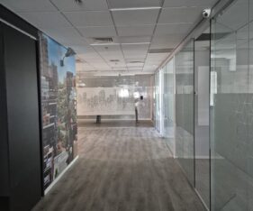 בניין במרחק הליכה קצרה מאוד מהרכבת, מסעדות ותחנת אוטובוס