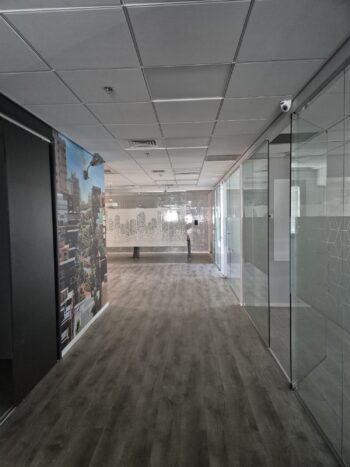 בניין במרחק הליכה קצרה מאוד מהרכבת, מסעדות ותחנת אוטובוס