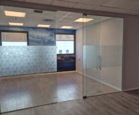 יחידה עם חלוקות זכוכית, אופן ספייס, מטבח גדול