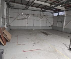 חצר תפעולית רחבה עם גישה לטריילר בכניסה נפרדת