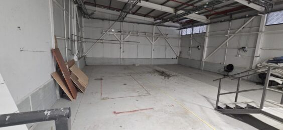 חצר תפעולית רחבה עם גישה לטריילר בכניסה נפרדת