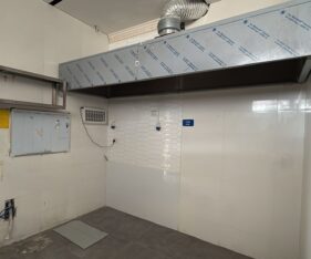 מקום מרכזי בתוך מתחם של מסעדות וחנויות