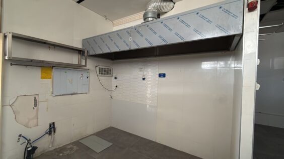 מקום מרכזי בתוך מתחם של מסעדות וחנויות