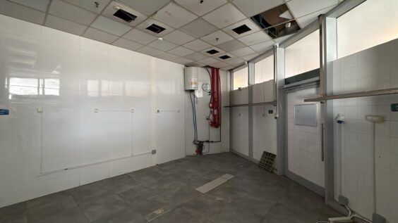 עם כל התשתיות הנדרשות לפתיחת בית קפה או מסעדה