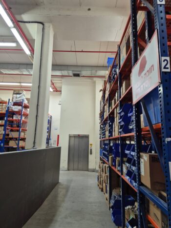 המקום עם נגישות מעולה למשאיות וכולל שמירה במקום