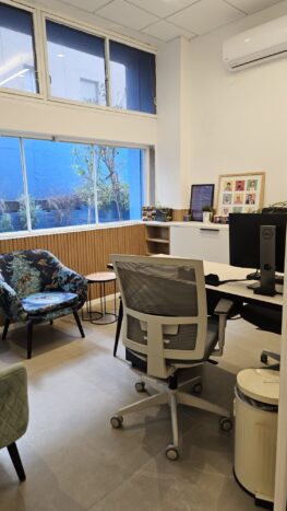 למשרד חצר עצמאית לחלוטין