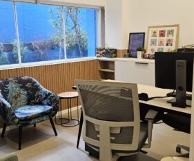 למשרד חצר עצמאית לחלוטין