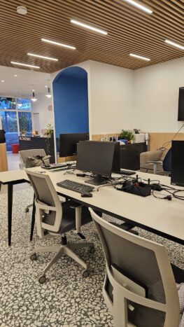 משרד משופץ עם אזור אופן ספייס ל46 אנשים, חדרי ישיבות וחדר מנהל