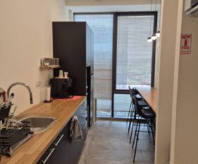 שני חדרים גדולים, אופן ספייס, מטבח