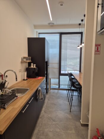 שני חדרים גדולים, אופן ספייס, מטבח