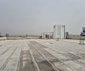 גג גדול המתאים למערכות טכניות או אירועי חברה