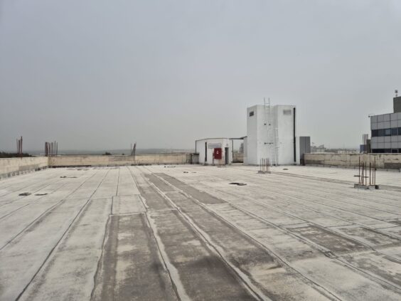 גג גדול המתאים למערכות טכניות או אירועי חברה