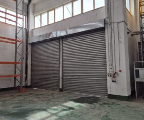 המבנה יושב על מגרש גדול