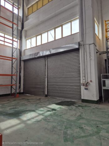 המבנה יושב על מגרש גדול