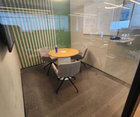 הנכס ממוקדם באחד הבניינים המפוארים בציר יגאל אלון