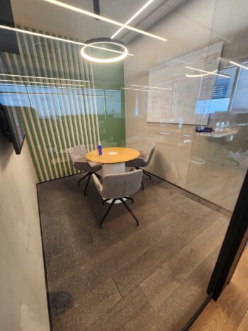 הנכס ממוקדם באחד הבניינים המפוארים בציר יגאל אלון