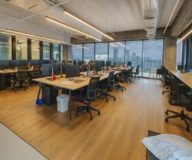 באזור קיימות מסעדות ואזור מחסרי פורה