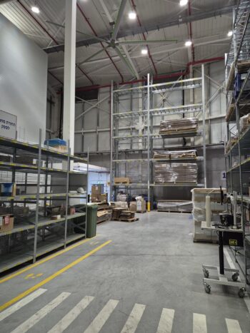 חצר תפעולית עם גישה לפריקה וטעינה