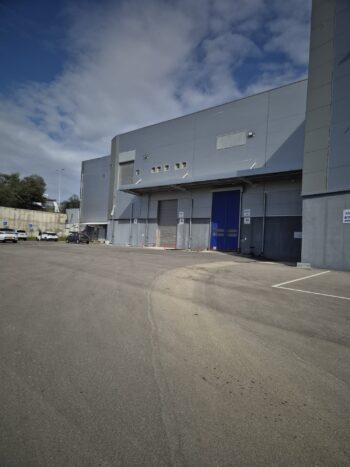 משרדים צופי מרלוג, מעלית וחנות מפעל לכביש