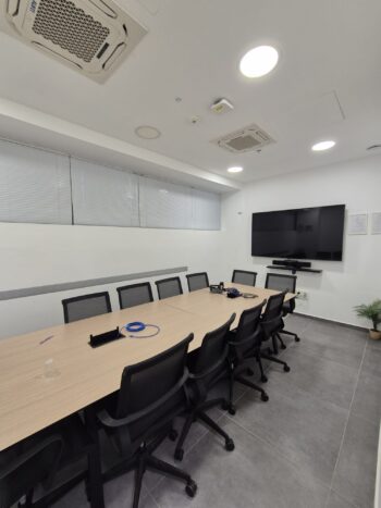 כולל חדר ישיבות מרווח, 10 חדרי הנהלה ומרפסת