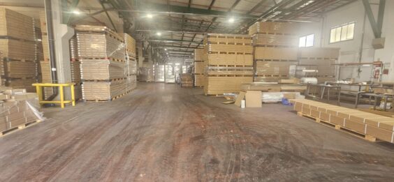 חצר תפעולית עם גישה לרחבת פריקה וטעינה