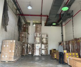 המחסן נגיש למשאיות בכל גודל לפריקה וטעינה