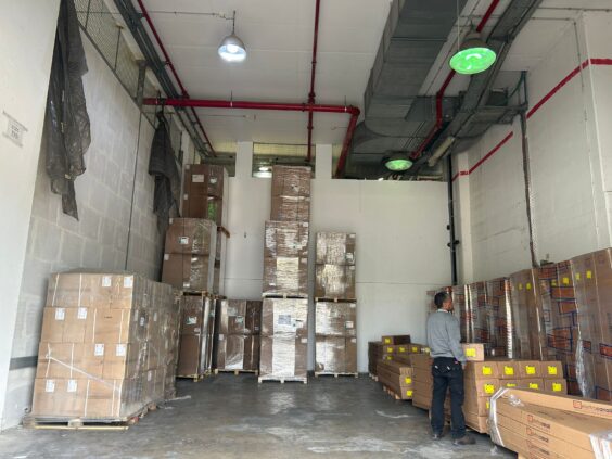 המחסן נגיש למשאיות בכל גודל לפריקה וטעינה