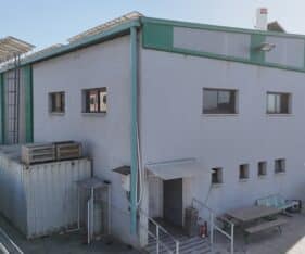 צמוד לו עוד מבנה 2 קומות בשטח 150 מר לקומה