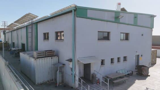 צמוד לו עוד מבנה 2 קומות בשטח 150 מר לקומה