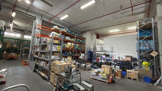 ביחידת המחסן יש מטבח ואיזור של משרדים