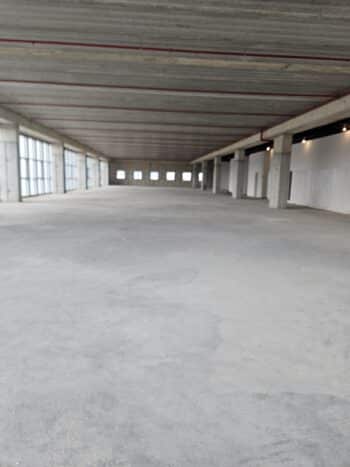 קומת משרדים במצב מעטפת במיקום מצויין