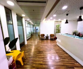 במיקום מרכזי ונגיש על ציר התחבורה הראשי