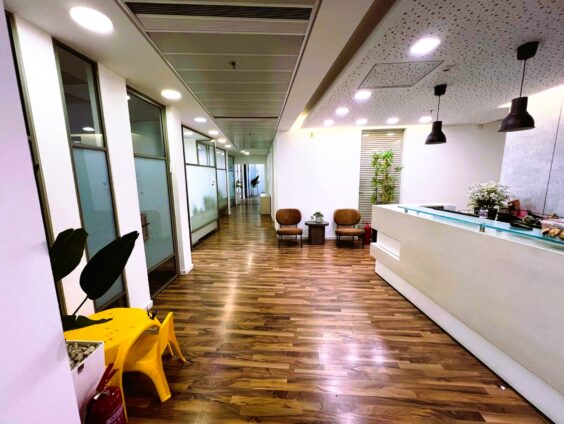 במיקום מרכזי ונגיש על ציר התחבורה הראשי