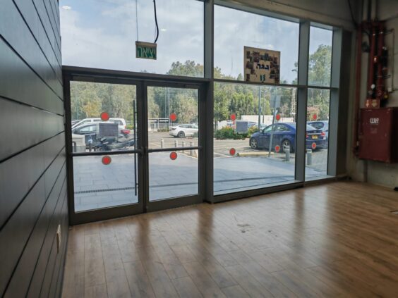 שפע של חנייה ללקוחות ונגישות מלאה