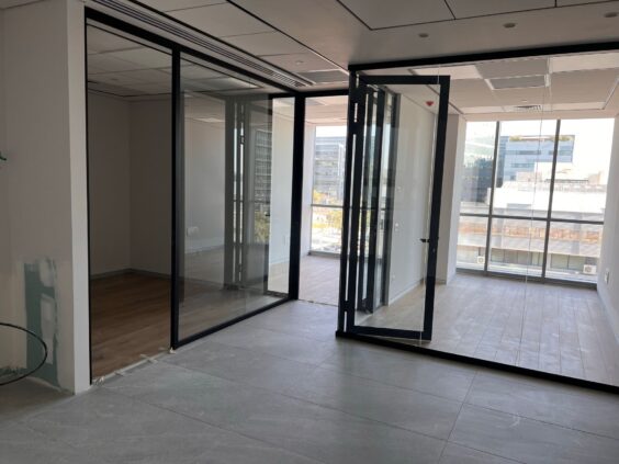בבניין מרכזי ומבוקש, מוצע להשכרה משרד איכותי