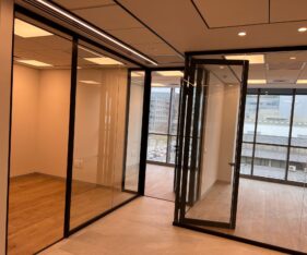 מחולק ל3 חדרים באמצעות מחיצות מזכוכית