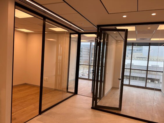 מחולק ל3 חדרים באמצעות מחיצות מזכוכית